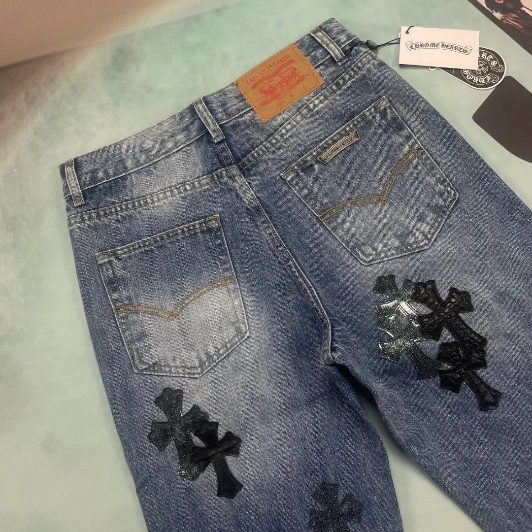 🅿️300 🔘Model No.-KL167 🔘Cro Heart𝐂𝐡𝐫𝐨𝐦𝐞 𝐇𝐞𝐚𝐫𝐭 Blue Bull Starry Sky Cross Patched Leather Jeans* These Croix Heart Jeans! It is really a treasure item in the fashion circle! It uses super unique starry sky theme leather elements, mostly in the shape of a cross, and there is glitter on the leather surface! Under the light, it is so dazzling that it instantly becomes the focus of the crowd. This design is simply unique, the details are handled to perfection, simple and elegant. The workmanship is also very exquisite, the entire trousers are neatly routed, every small detail is not careless, and the sense of quality is full. Moreover, its shape is awesome and its genderless style can be easily worn by both men and women, making it instantly trendy! The matching suggestions are as follows: Street fashion style: Wear a black loose hooded sweatshirt with a personalized graffiti pattern on it, a black leather jacket from Croix Heart, and a pair of black high-top sneakers, such as Converse 1970s black model. For accessories, you can choose Croixin’s silver necklace and ring, and then wear a black baseball cap to look cool and trendy when walking on the street. Casual fashion style: wear a white cotton short-sleeved T-shirt underneath, simple and clean. Pair it with a light-colored denim jacket, these crotch jeans, and a pair of white shoes, like Nike's Air Force 1. Wear a simple black backpack for daily outings and shopping, which is comfortable and fashionable. Personalized retro style: Choose a floral shirt, the pattern can be retro polka dots or paisley patterns, and tuck the hem of the shirt into your pants. Pair it with a pair of brown retro leather shoes or Martin boots with thick soles. Wearing a pair of round retro sunglasses, the overall look is unique and retro.  Size: S M L XL XXL (28.30.32.34.36) Color: Blue